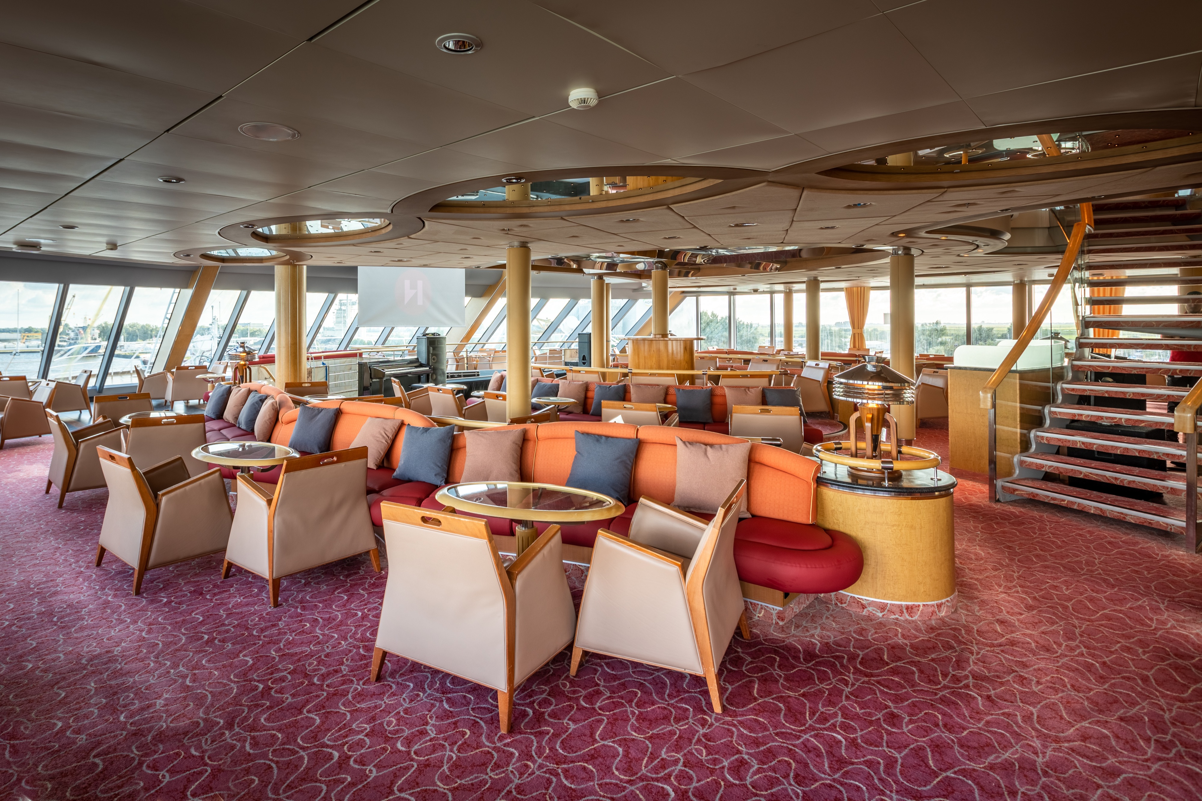 MS Midnatsol - Explorer Lounge & Bar